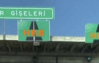 Tuzla’da yan yan ilerleyen kamyon gişelere çarptı