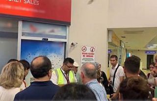 Uçak 12 saat rötar yaptı, yolcular mağdur oldu