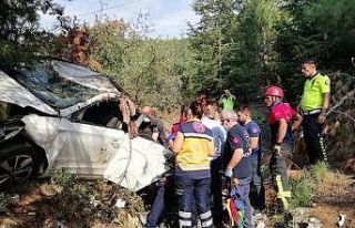 Uçurumdan yuvarlanan otomobilde 1’i ağır 3 kişi...