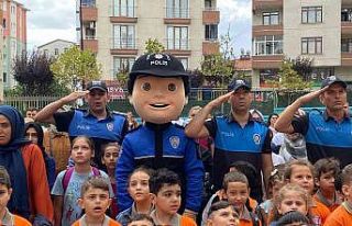 Ümraniye’de, Polis maskotu ‘Cesur’, çocuklarla...