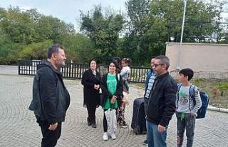 Üniversite okumaya gelen gençleri terminalde karşıladılar