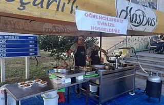 Üniversiteli öğrenci ve velilerine lokma ikramı