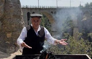 Ünlü kebapçı, "Adana İşi"nin klibinde...