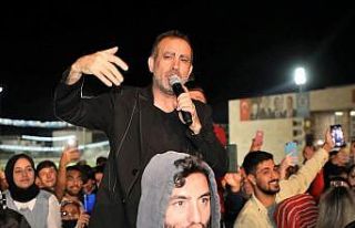 Ünlü sanatçı seyircilerin arasına dalınca herkes...