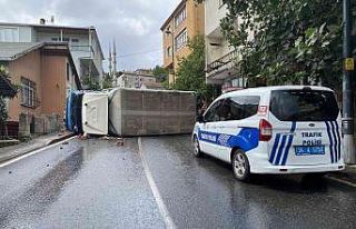 Üsküdar’da doğalgaz kutusuna çarpan kamyonet...
