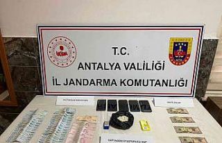 Uyuşturucu satıcıları jandarmadan kaçamadı