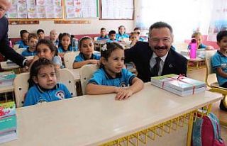 Vali Aksoy ilk ders zilini çaldı