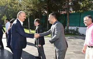 Vali Canalp, sağlık çalışanlarıyla bir araya...