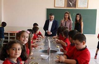 Vali Cevdet Atay, ana okulu öğrencilerinin dersine...