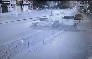 Virajda savrulan otomobilin kazası kamerada