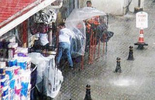 Yağmur pazarcıları hazırlıksız yakaladı