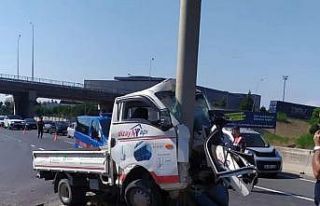 Yalova’da yön tabelası direğine çarpan kamyonetin...