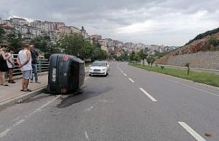 Yan yatan otomobilden burunları bile kanamadan çıktılar