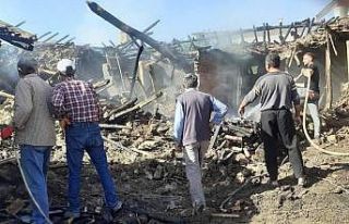 Yangında bir ev ve minibüs kullanılamaz hale geldi