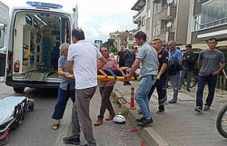 Yaya geçidinden geçen motosiklete hafif ticari araç...