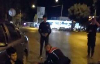 Yeni aldığı otomobili yol kenarına çekip içinde...