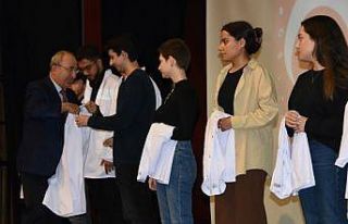 Yeni tıbbiyeliler önlük giydi