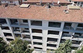 Yıkım emri gelen bina torbacıların meskeni oldu