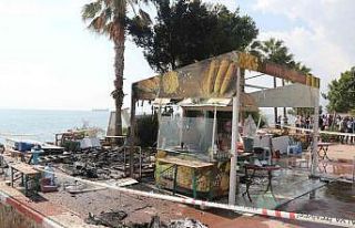 Yıkım kararı verilen büfe yandı