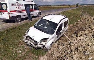 Yoldan çıkan araç toprak yığınına çarptı:...