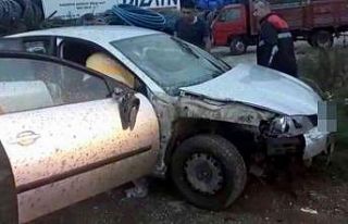 Yoldan çıkan otomobil park halindeki kamyona çarptı:...