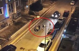 Yolunu kestikleri genci sokak ortasında darp ettiler