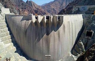 Yusufeli Barajı su tutmak için ilçe merkezinin...