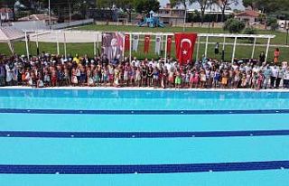 Yüzme öğrenen çocuklar, havuzları doldurdu