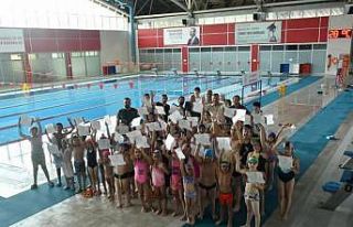Yüzme ve voleybolda katılım sertifika töreni gerçekleştirildi