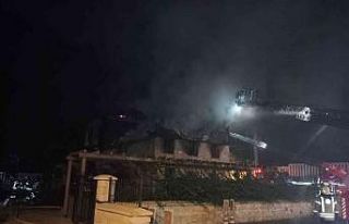 Zeytinburnu’nda alev alev yanan tarihi fırın harabeye...