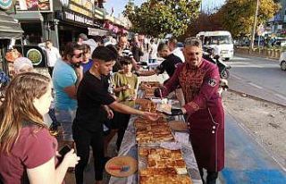 250 kiloluk 150 metre böreği üniversiteli öğrencilere...