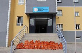 40 öğrenciye kışlık bot aldı