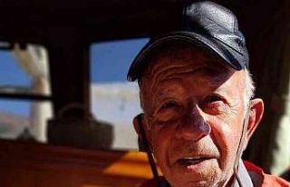 40 yıldır tuttuğu balıkları not alıyor