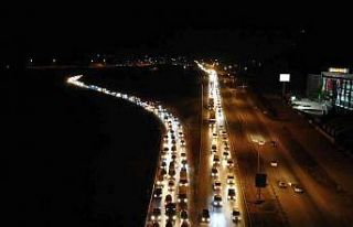 43 ilin geçiş güzergahındaki trafik yoğunluğu...