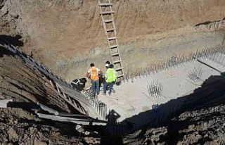 5 metre yüksekten temel çukuruna düşen işçi...