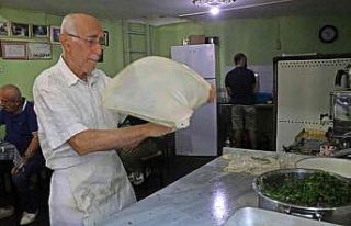 78 yaşındaki börek ustası yaptığı işle gençlere...