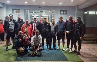Acar’dan basın voleybol takımına jest