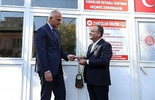 Adalet Bakanı Bozdağ, Diyarbakır Cezaevi’ne kilit...