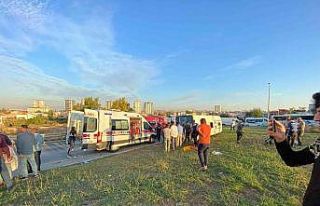 Adana’da işçileri taşıyan midibüs devrildi:...