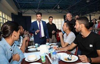 ADÜ Rektörü Aldemir üniversite yemekhanesinde...