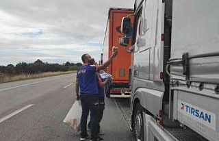 AFAD, gümrükte bekleyen tır sürücülerini yalnız...