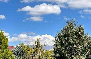 Ağrı Dağı’na kar yağdı