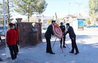 Ahlat’ta çelenk sunma töreni