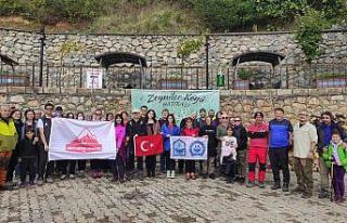 Aileler doğa yürüyüşünde buluştu.