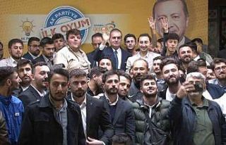 AK Parti Sözcüsü Ömer Çelik gençlerle bir araya...