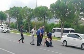 Akan trafikte yola yatan avukat, kendisine yardım...