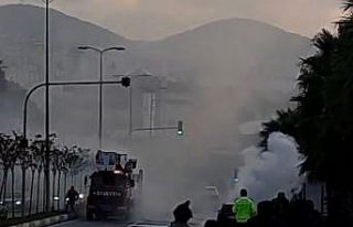 Akaryakıt istasyonlarının karşısında araç alev...