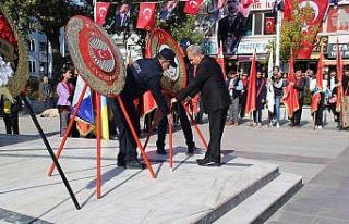 Akşehir’de Cumhuriyet Bayramı kutlamaları çelenk...