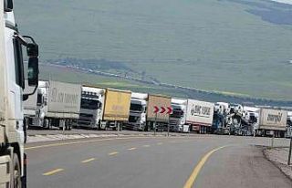 Aktaş’ta 7 kilometrelik tır kuyruğu oluştu