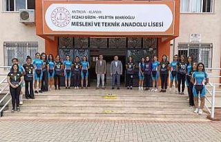 Alanya Belediye Başkanı Yücel, öğrencilerle bir...